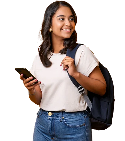 Acadêmica sorridente com mochila e celular, vestindo camiseta branca e jeans, pronta para aula ou estudo, representando educação e juventude.