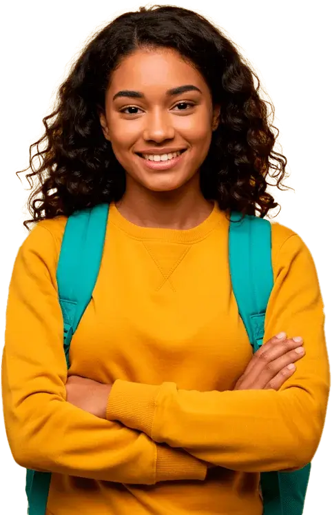 Adolescente sorridente com cabelo cacheado, usando blusa amarela e mochila azul, representando a juventude e a educação com destaque para estudo e crescimento pessoal.