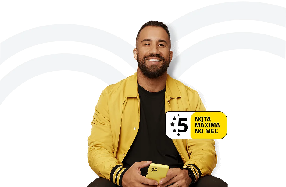 Homem sorridente usando camiseta preta e jaqueta amarela, sentado com smartphone na mão, em fundo com padrão branco e preto, destaque para avaliação 5 estrelas e nota máxima no MEC.
