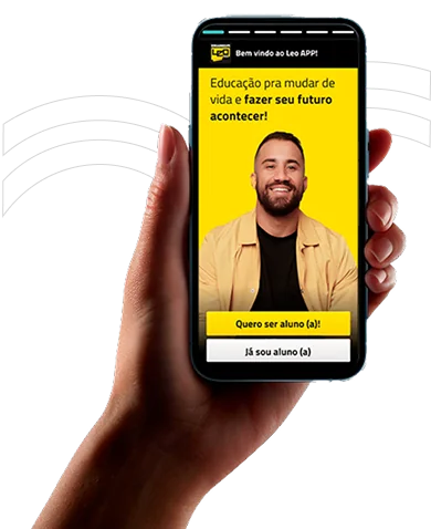 Imagem de um smartphone exibindo a tela do aplicativo Leo para educação e desenvolvimento pessoal, com um homem sorridente na tela e fundo preto.